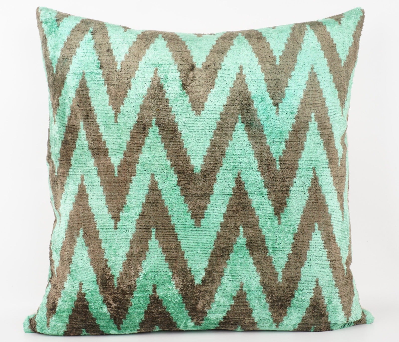 Seidenkissen 50x50cm mit Chevron-Muster in Mint und Braun