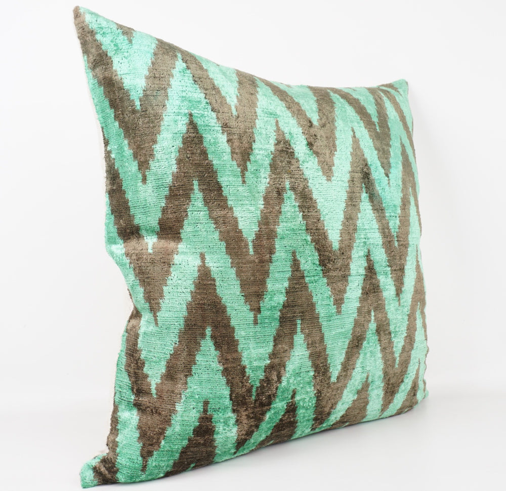 Seidenkissen 50x50cm mit Chevron-Muster in Mint und Braun