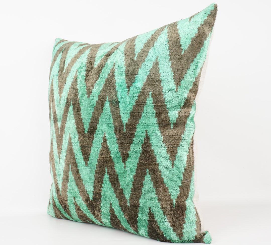 Seidenkissen 50x50cm mit Chevron-Muster in Mint und Braun
