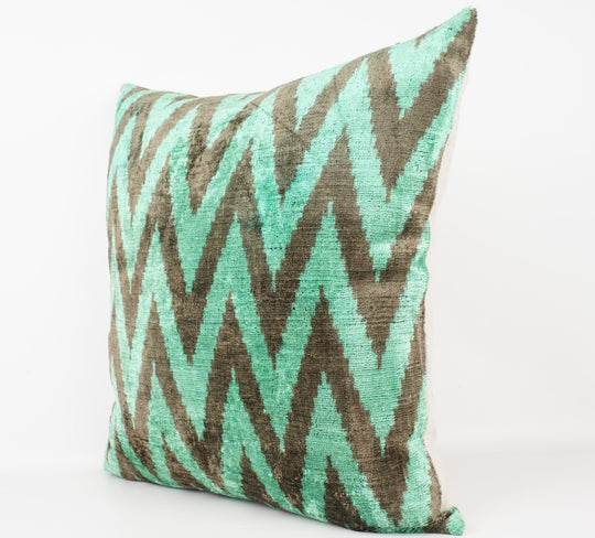 Seidenkissen 50x50cm mit Chevron-Muster in Mint und Braun