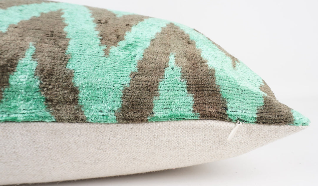 Seidenkissen 50x50cm mit Chevron-Muster in Mint und Braun