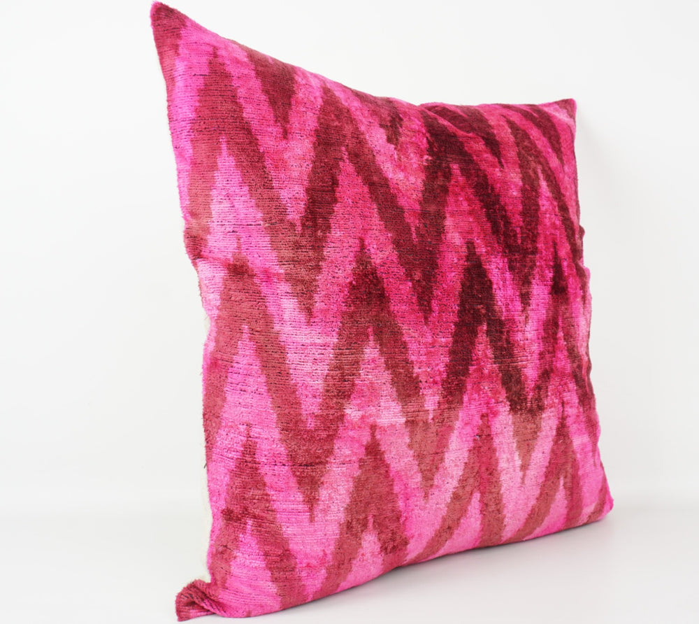 Seidenkissen 50x50cm mit Chevron-Muster in Pink und Braun
