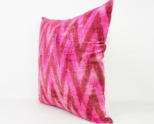 Seidenkissen 50x50cm mit Chevron-Muster in Pink und Braun