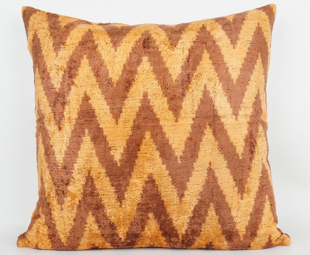 Seidenkissen 50x50cm mit Chevron-Muster in Safran und Kupferbraun