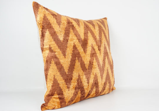 Seidenkissen 50x50cm mit Chevron-Muster in Safran und Kupferbraun