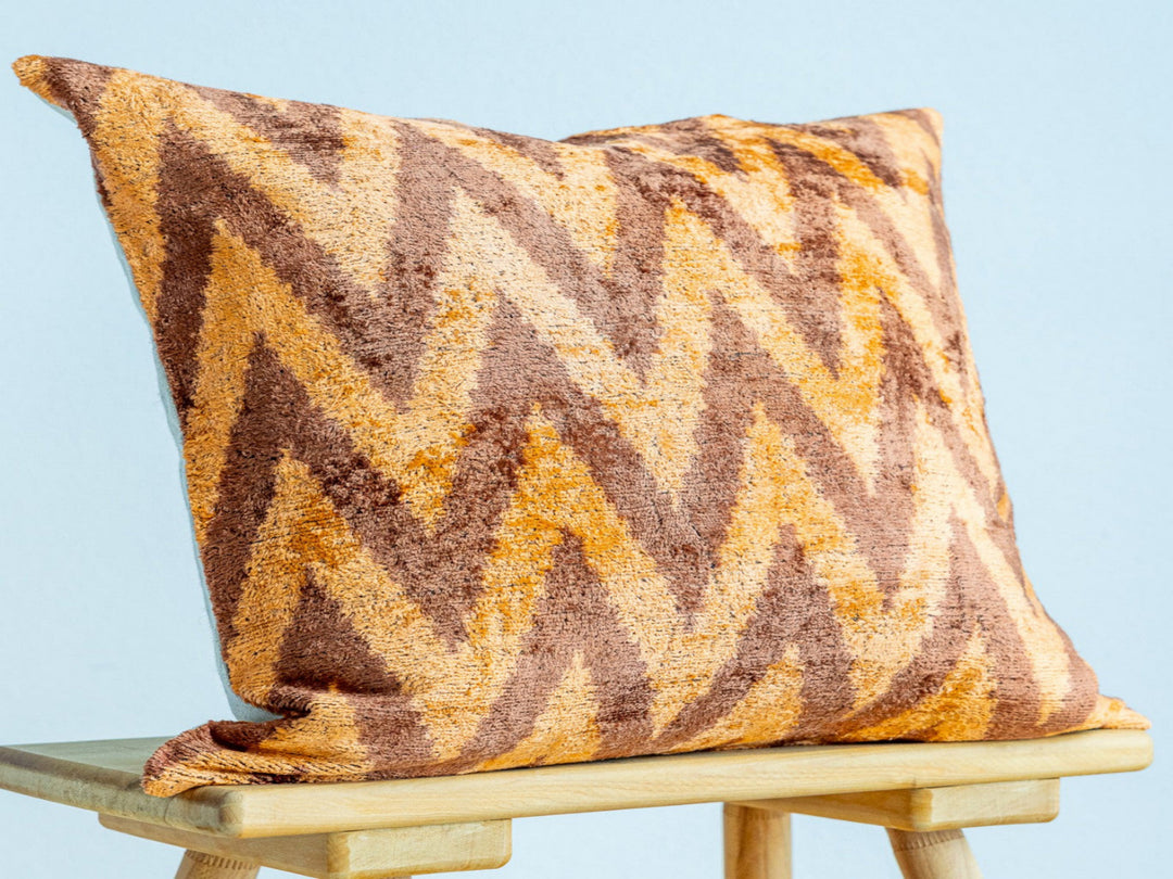 silk-velvet-kissenhuelle-50x50cm-chevron-safran-kupferbraun-100_Seide-premium-dekokissen-seidenkissen-designkissen1