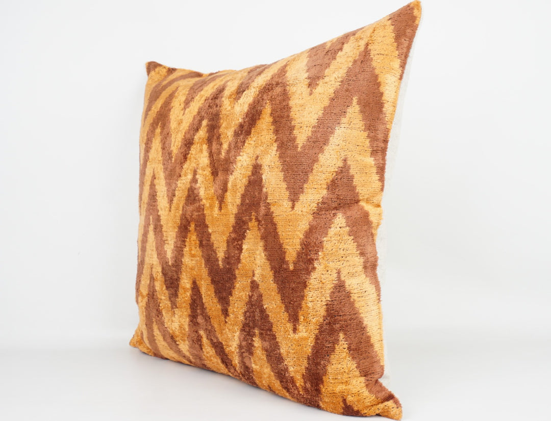 Seidenkissen 50x50cm mit Chevron-Muster in Safran und Kupferbraun