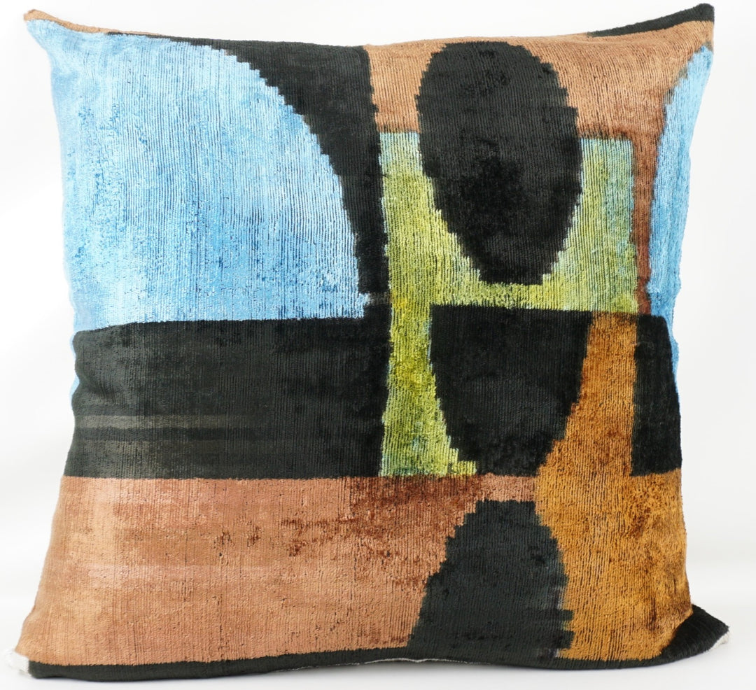 Seidenkissen 50x50 cm mit geometrischem Muster in Blau-Schwarz-Cognac