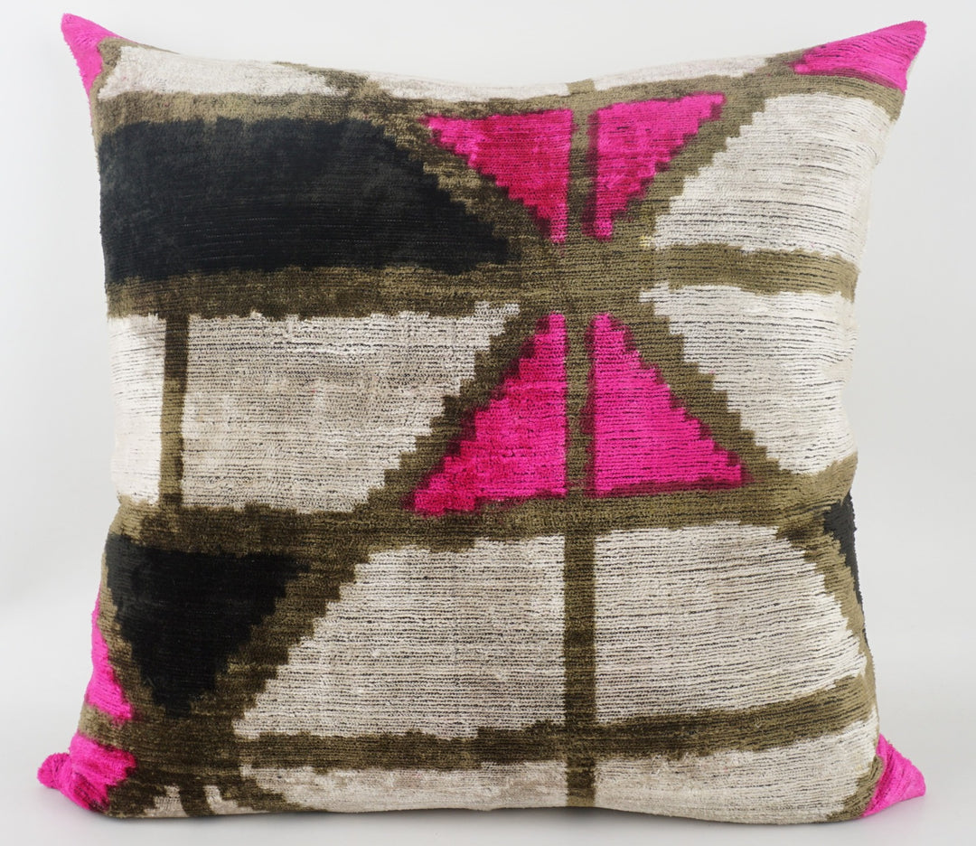Seidenkissen 50x50cm mit geometrischem Muster in Pink, Schwarz und Sand