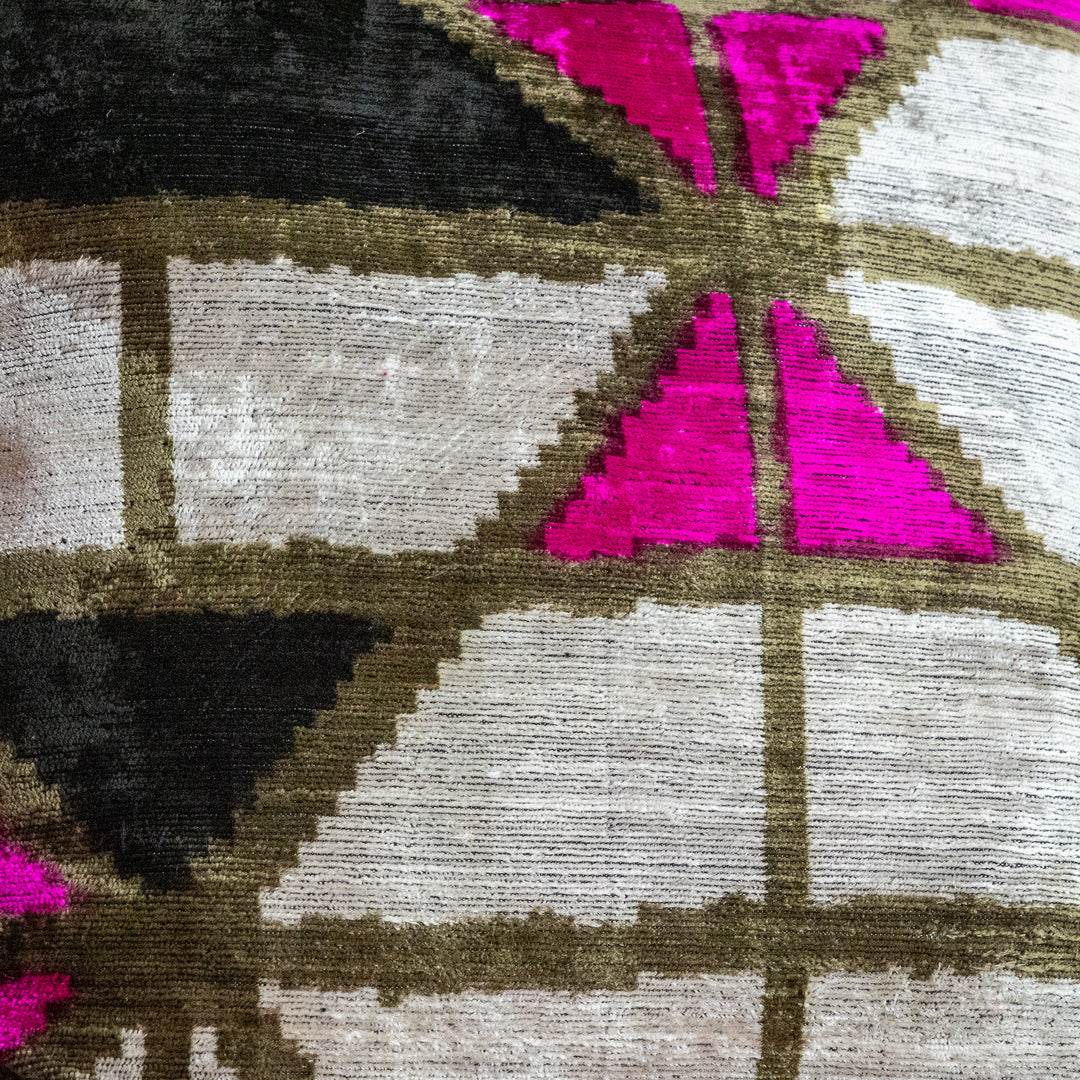 silk-velvet-kissenhuelle-50x50cm-geometrie-pink-schwarz-sand-100_Seide-premium-dekokissen-seidenkissen-designkissen3