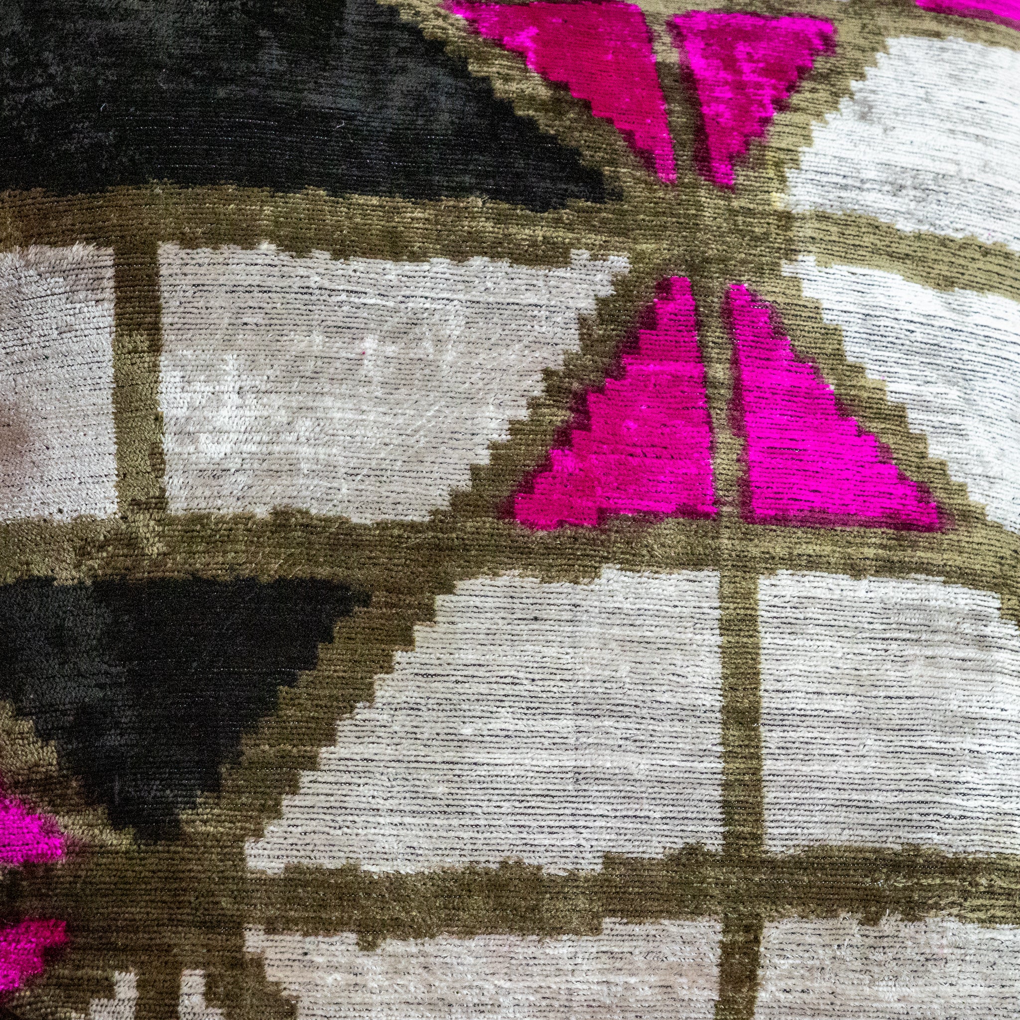 silk-velvet-kissenhuelle-50x50cm-geometrie-pink-schwarz-sand-100_Seide-premium-dekokissen-seidenkissen-designkissen3