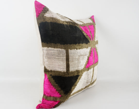 Seidenkissen 50x50cm mit geometrischem Muster in Pink, Schwarz und Sand