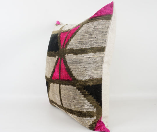 Seidenkissen 50x50cm mit geometrischem Muster in Pink, Schwarz und Sand