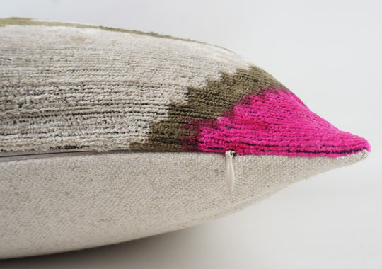 Seidenkissen 50x50cm mit geometrischem Muster in Pink, Schwarz und Sand