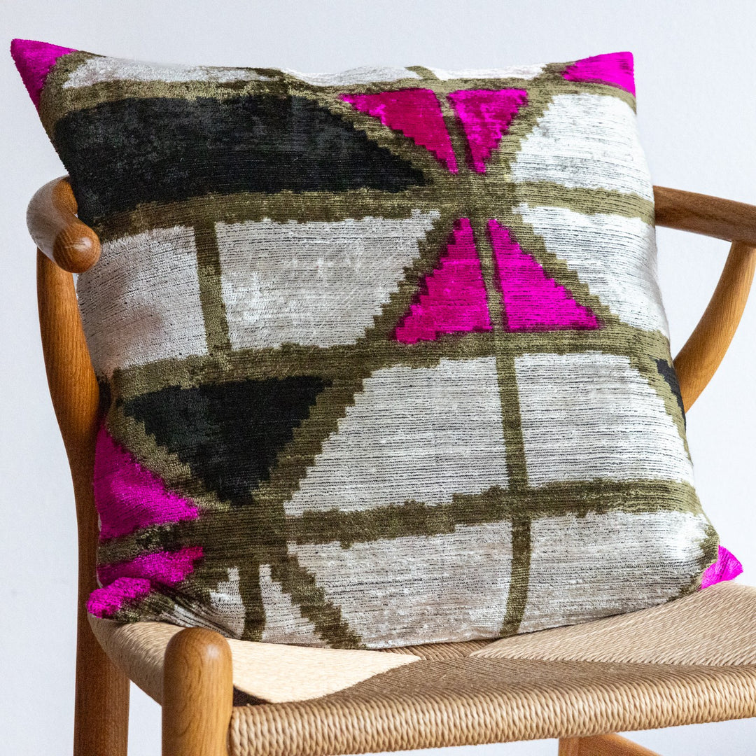 silk-velvet-kissenhuelle-50x50cm-geometrie-pink-schwarz-sand-100_Seide-premium-dekokissen-seidenkissen-designkissen
