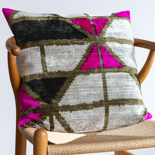 silk-velvet-kissenhuelle-50x50cm-geometrie-pink-schwarz-sand-100_Seide-premium-dekokissen-seidenkissen-designkissen