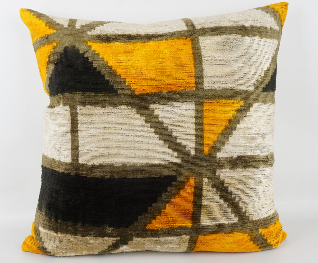Seidenkissen 50x50cm mit geometrischem Muster in Safran, Schwarz und Sand