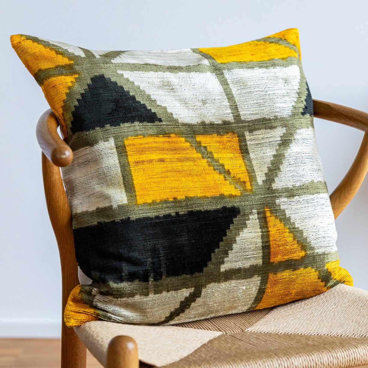 silk-velvet-kissenhuelle-50x50cm-geometrie-safran-schwarz-sand-100_Seide-premium-dekokissen-seidenkissen-designkissen