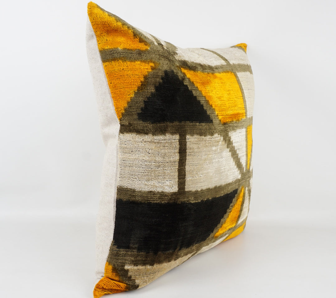 Seidenkissen 50x50cm mit geometrischem Muster in Safran, Schwarz und Sand