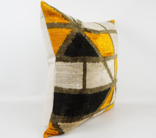 Seidenkissen 50x50cm mit geometrischem Muster in Safran, Schwarz und Sand
