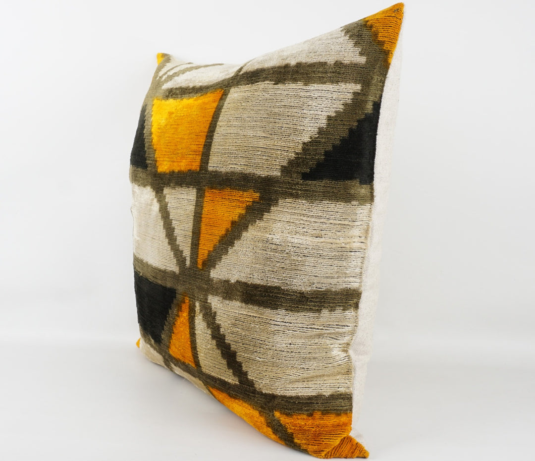Seidenkissen 50x50cm mit geometrischem Muster in Safran, Schwarz und Sand
