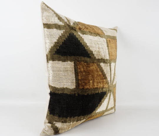Seidenkissen 50x50cm mit geometrischem Muster in Sand, Schwarz und Braun