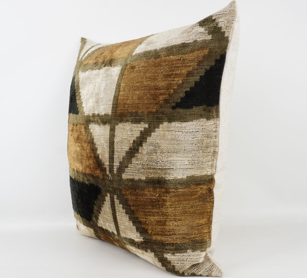 Seidenkissen 50x50cm mit geometrischem Muster in Sand, Schwarz und Braun