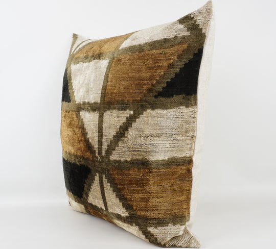 Seidenkissen 50x50cm mit geometrischem Muster in Sand, Schwarz und Braun