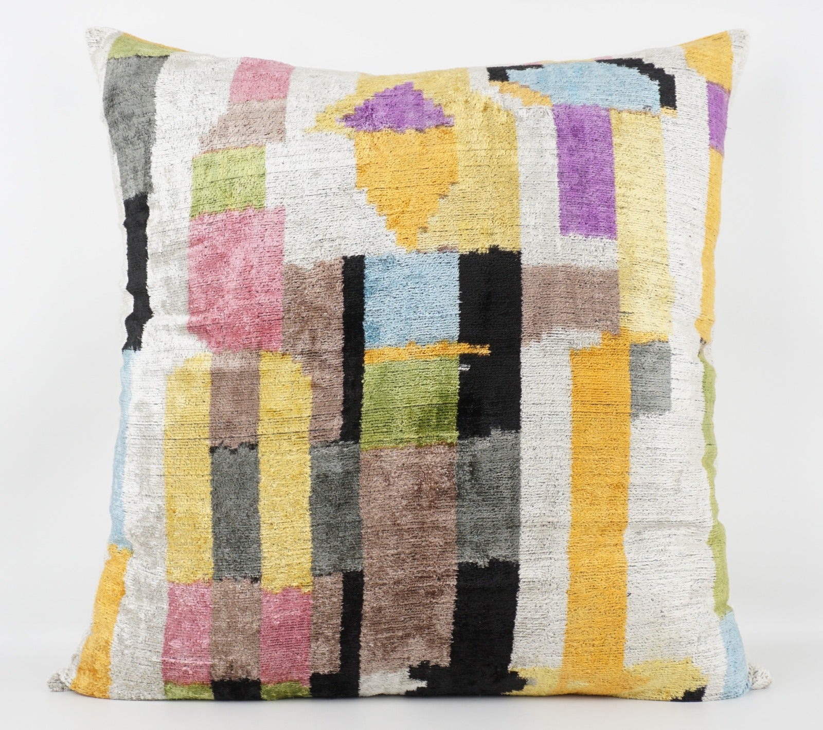 Seidenkissen 50x50 cm mit Grafik-Patch-Muster in Multicolor