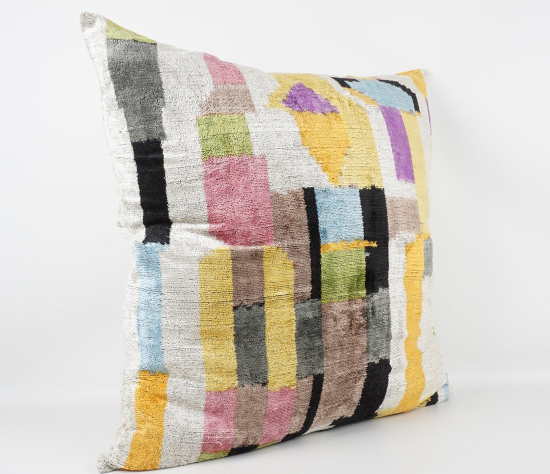 Seidenkissen 50x50 cm mit Grafik-Patch-Muster in Multicolor