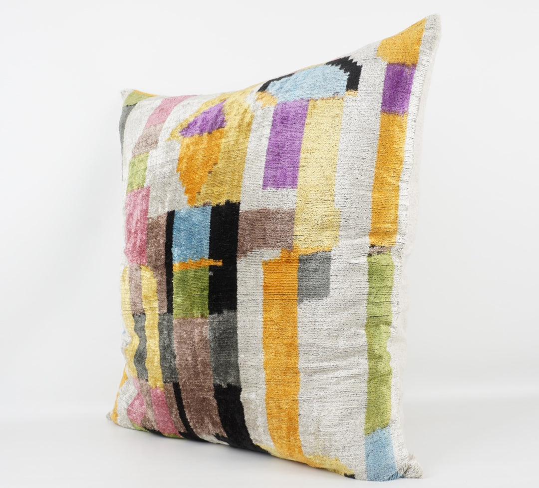 Seidenkissen 50x50 cm mit Grafik-Patch-Muster in Multicolor