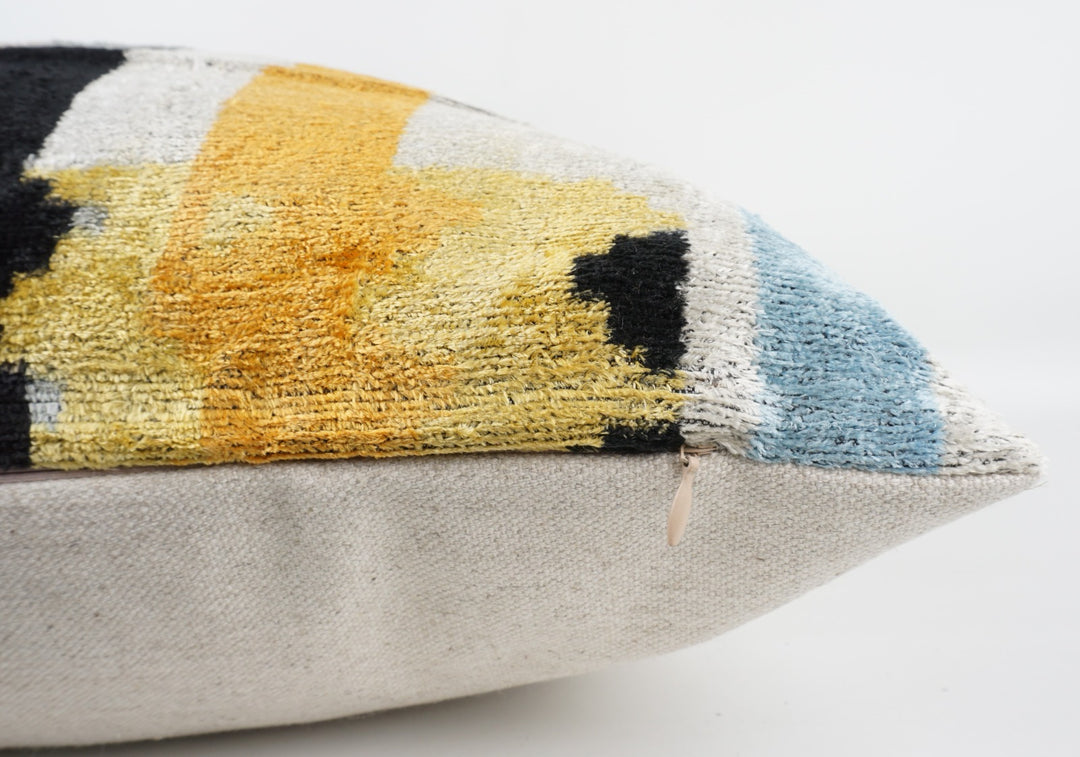 Seidenkissen 50x50 cm mit Grafik-Patch-Muster in Multicolor