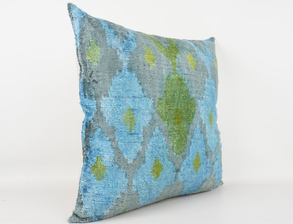 Seidenkissen 50x50cm mit Ikat-Diamonds-Muster in Blau, Grün und Grau