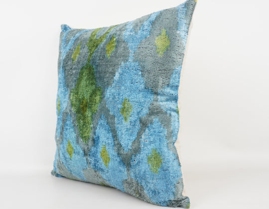 Seidenkissen 50x50cm mit Ikat-Diamonds-Muster in Blau, Grün und Grau