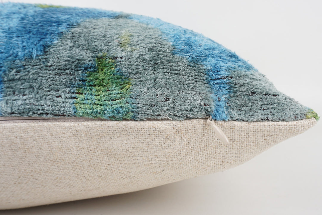 Seidenkissen 50x50cm mit Ikat-Diamonds-Muster in Blau, Grün und Grau