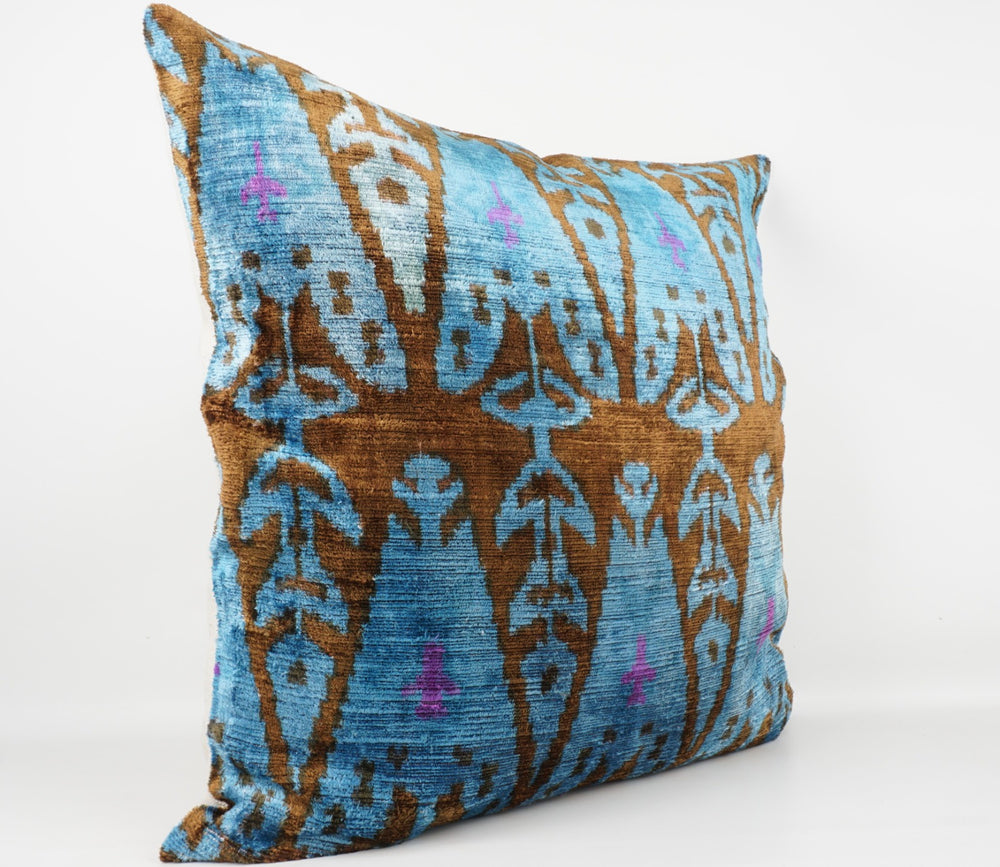 Seidenkissen 50x50cm mit Ikat-Floral-Muster in Blau, Braun und Lila