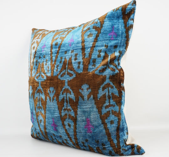 Seidenkissen 50x50cm mit Ikat-Floral-Muster in Blau, Braun und Lila