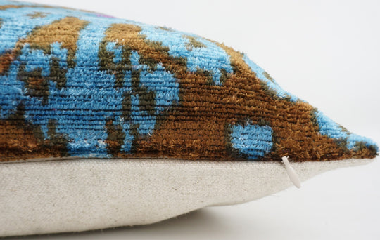 Seidenkissen 50x50cm mit Ikat-Floral-Muster in Blau, Braun und Lila