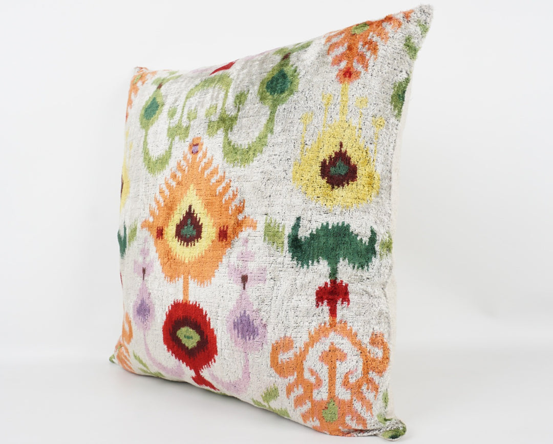Seidenkissen 50x50 cm mit Ikat-Floralmuster in Multicolor