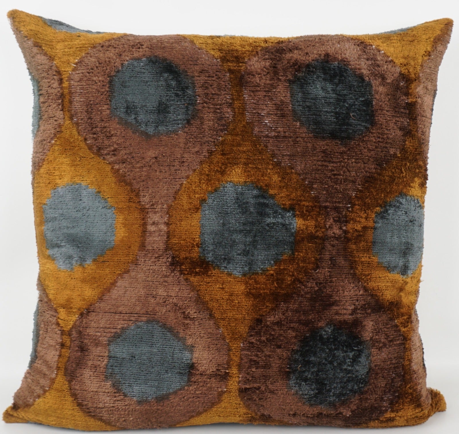 Seidenkissen 50x50cm mit Ikat-Ovale-Muster in Braun, Blaugrau und Safran