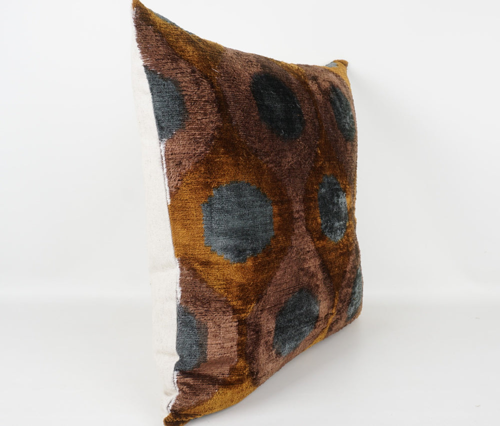 Seidenkissen 50x50cm mit Ikat-Ovale-Muster in Braun, Blaugrau und Safran