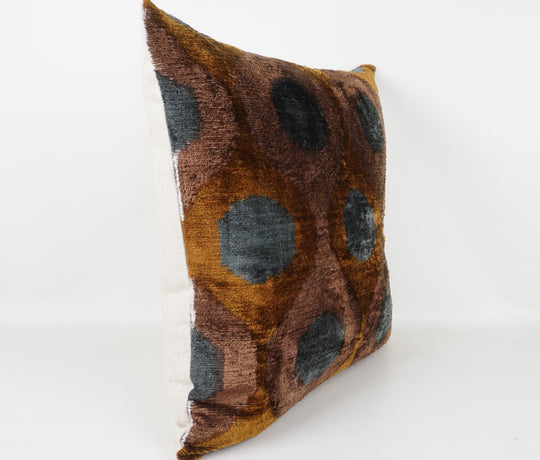 Seidenkissen 50x50cm mit Ikat-Ovale-Muster in Braun, Blaugrau und Safran
