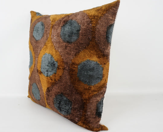 Seidenkissen 50x50cm mit Ikat-Ovale-Muster in Braun, Blaugrau und Safran