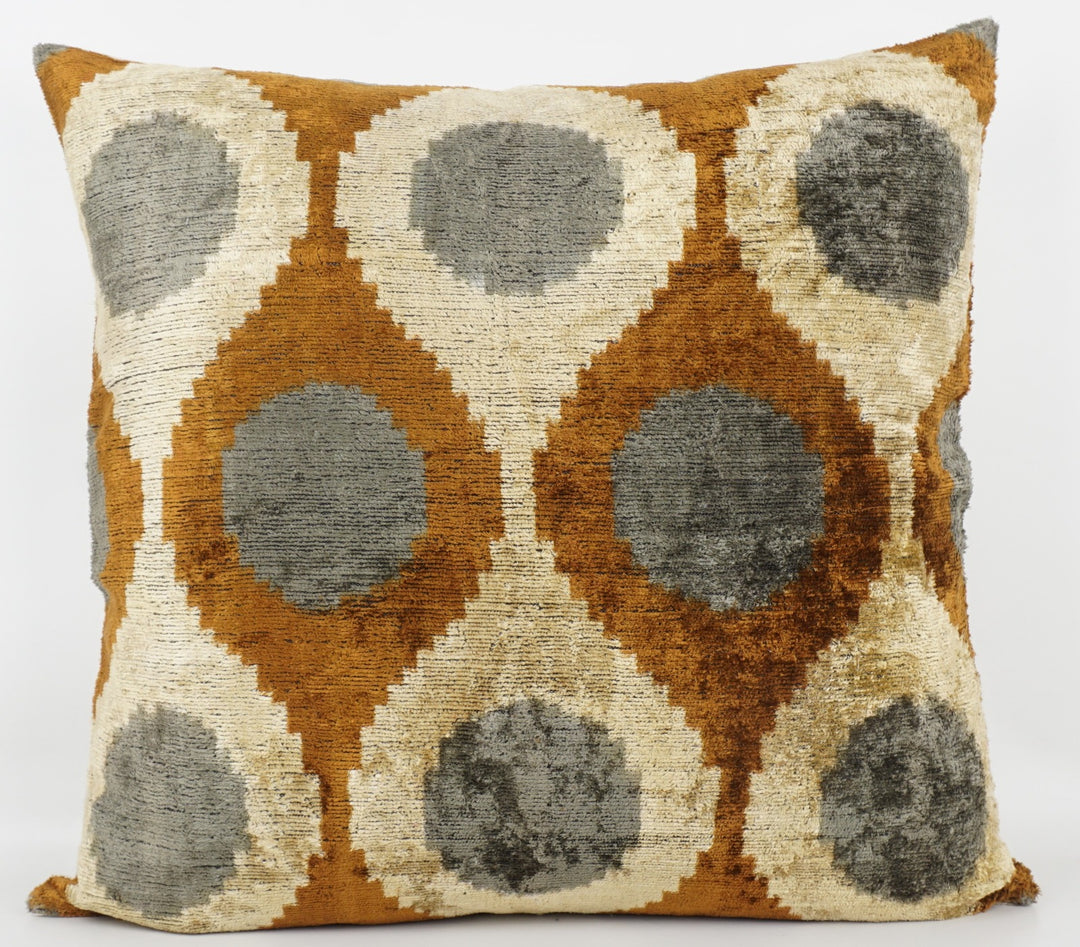 Seidenkissen 50x50cm mit Ikat-Ovale-Muster in Grau, Sand und Braun