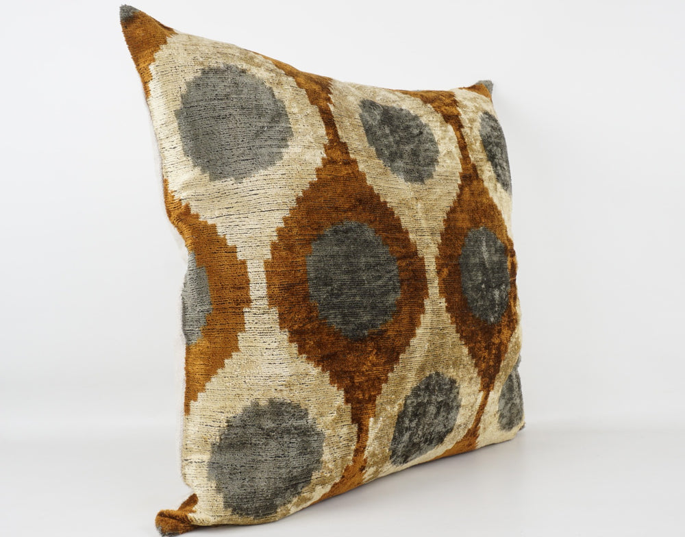 Seidenkissen 50x50cm mit Ikat-Ovale-Muster in Grau, Sand und Braun