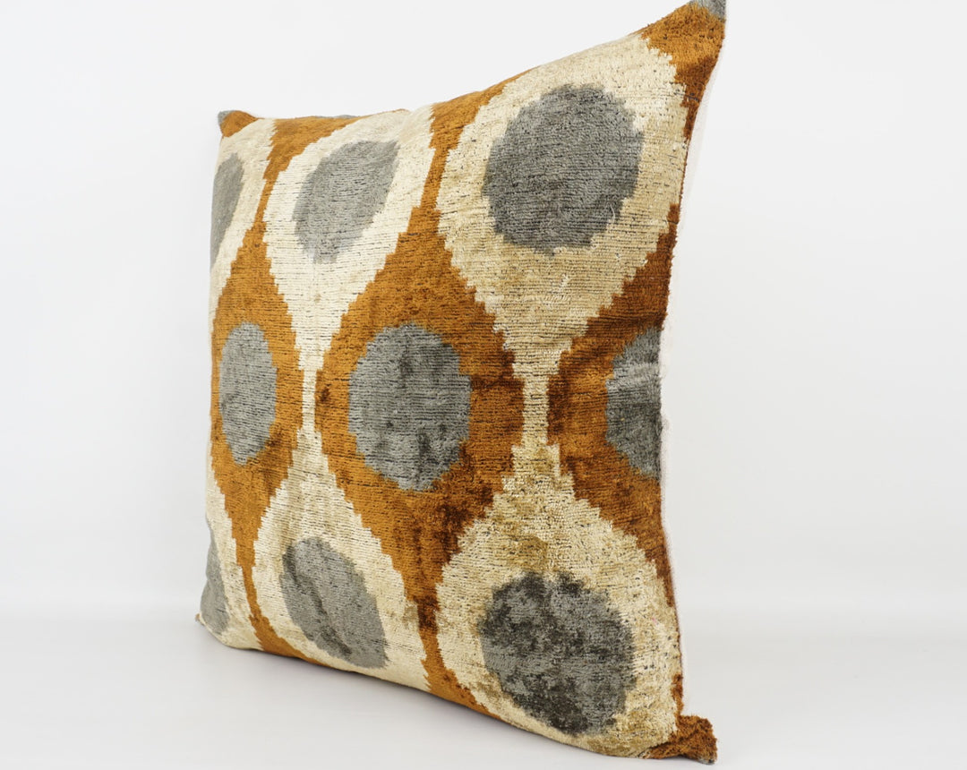 Seidenkissen 50x50cm mit Ikat-Ovale-Muster in Grau, Sand und Braun