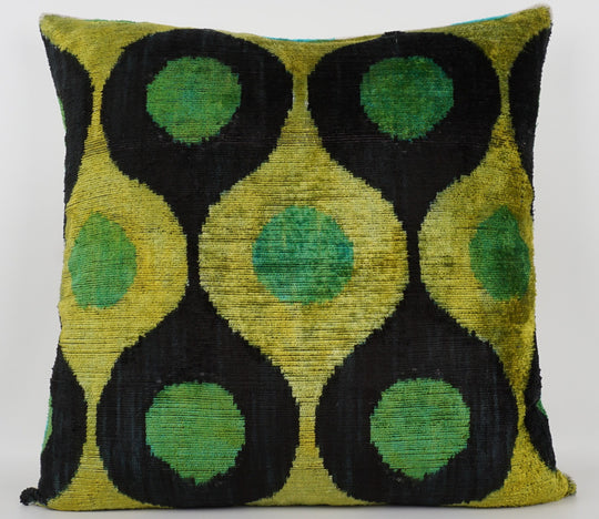 Seidenkissen 50x50cm mit Ikat-Ovale-Muster in Grün, Schwarz und Safran