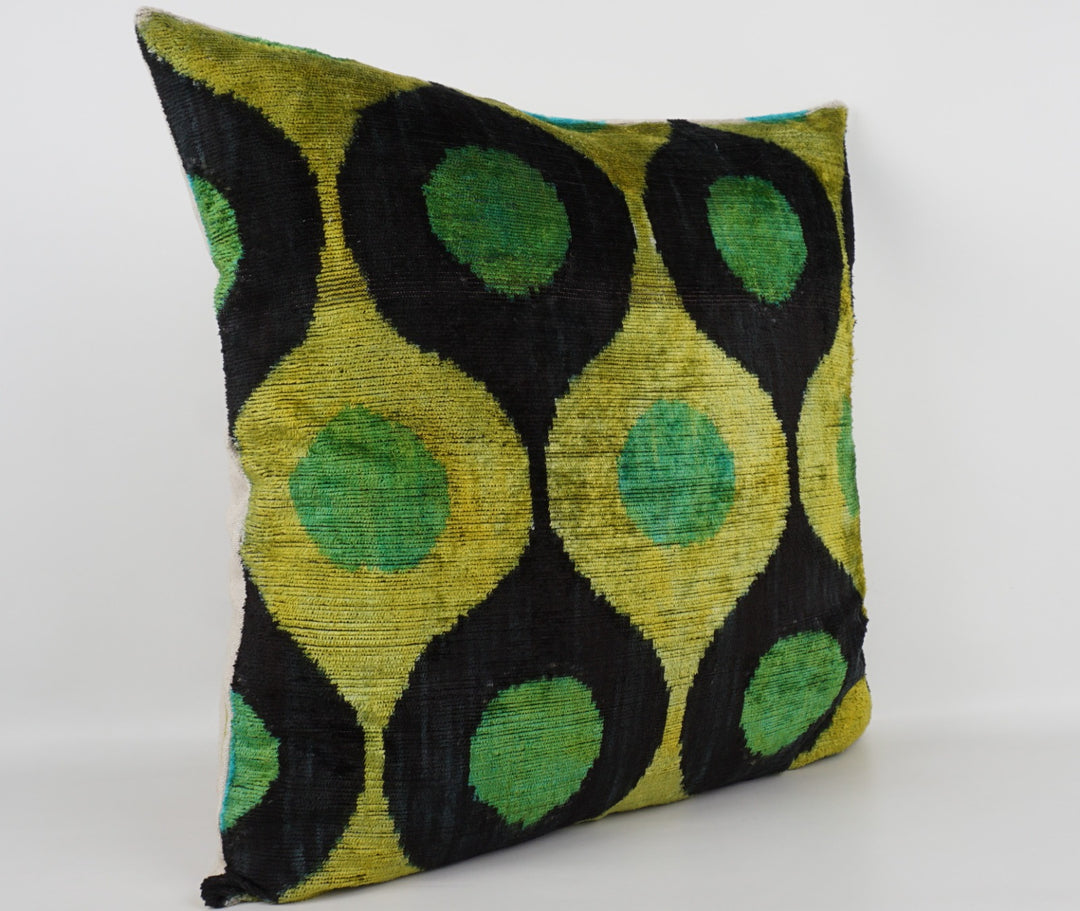 Seidenkissen 50x50cm mit Ikat-Ovale-Muster in Grün, Schwarz und Safran