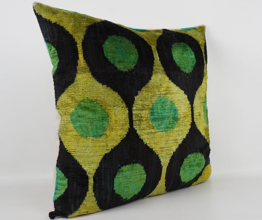 Seidenkissen 50x50cm mit Ikat-Ovale-Muster in Grün, Schwarz und Safran