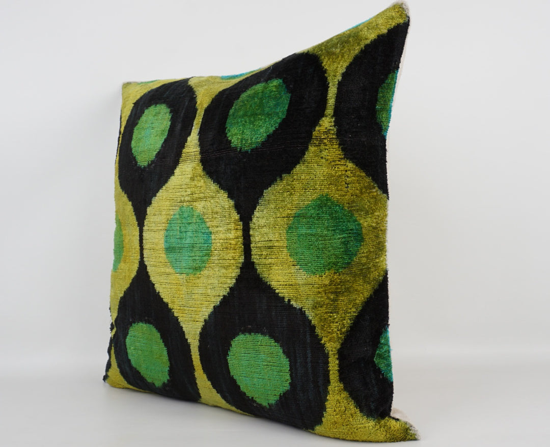 Seidenkissen 50x50cm mit Ikat-Ovale-Muster in Grün, Schwarz und Safran